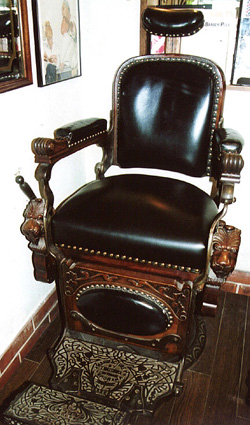 大正時代の理髪椅子
