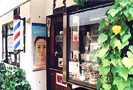 梶川理髪館の入口